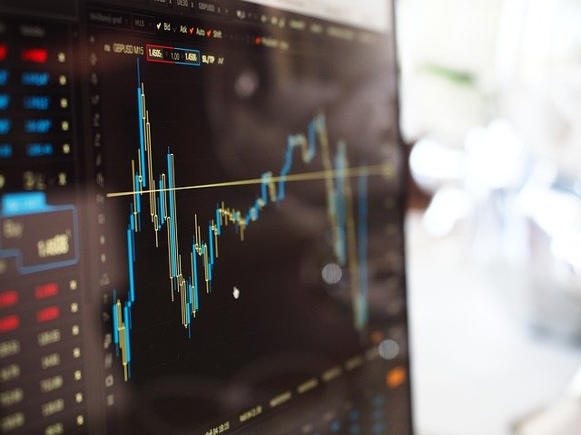يشعر البعض بالرهبة من عالم التداول الأمر الذي يدفعهم لمعرفة هل تجارة الاسهم مربحة أم لا؟، ولكن يجب العلم أن تحقيق الأرباح ليس بالأمر السهل فقد تواجهك بعض المخاطر أثناء بيع وشراء الأسهم إلا أن التعامل معها بطريقة صحيحة تزيد من أرباحك المالية. هل تجارة الاسهم مربحة يتيح لك موقع traders academy أكثر الطرق ربحية بل إنها أفضل طريقة يتبعها المتداولون، حيث تقوم بالتداول دون خوف، ونجيب لك على سؤال هل تجارة الاسهم مربحة ؟ من الآتي : نعم، حيث يتعرف المحترفون على أفضل الشركات لشراء الأسهم والاعتماد عليها للتنبؤ بحركات الأسعار وكذلك الأدوات التحليلية. ولاحظنا أيضًا أن بعض بيوت التداول الكبرى تساعد عملائها في حساب الربحية أو العائد المحتمل على استثمار الأسهم من خلال توفير أدوات رياضية متقدمة مصممة خصيصًا لهذا الغرض. فوائد البدء في تداول الأسهم ذات القيمة الصغيرة بعد السؤال حول هل تجارة الاسهم مربحة ؟ فإن السؤال الثاني الأكثر شيوعًا هو القيمة الأولية لتداول الأسهم؟ فبعض الناس متحمسون جدًا لذلك يحبون البدء من إيداع مرتفع نسبيًا، ويعتقد أن هذا سيزيد من دخلهم وفرص لتحقيق أرباح أكبر وأسرع. ومع ذلك، فإن هذا الحادث يتعارض مع نصيحة تداول الأسهم التي يقدمها المبتدئين المتمرسين، وأهمها ضرورة البدء صغيرًا، وذلك للأسباب التالية: إن المخاطرة بالقيمة الكاملة لرأس المال في البداية خطأ فادح يرتكبه المبتدئون في كثير من الأحيان. يمكن أن تساعدك المبالغ الصغيرة على تحقيق أرباح كبيرة بينما تحميك من الخسائر الكبيرة. يمكن اعتبارها تجربة تداول عملية بغرض تطوير المهارات واكتساب الخبرة. ما هي طريقة حساب دخل الاستثمار في الأسهم؟ نظرًا لأن ربحية السهم تأتي في أشكال عديدة أو بالأحرى يمكن حساب قيمة العائد المحتمل للسهم من وجهات نظر متعددة، على النحو التالي: عائد السهم: يُعرف أيضًا باسم عائد الاستحواذ، ويُرمز إليه بـ (HPR)، ويحسب على أنه الفرق بين السعر الحالي للسهم والسعر السابق بالإضافة إلى توزيعات الأرباح النقدية. ربحية الشركة لكل سهم: (EPS)، تُعرّف على أنها قيمة صافي الدخل مقسومة على عدد الأسهم في الشركة. الربح غير المحقق: يمكن حساب الربح / الخسارة غير المحقق باختصار، ببساطة على أنه الفرق بين السعر الحالي وقيمة تكلفة شراء الأسهم. الربح المحقق: Realizer P / L على المدى القصير، هو الفرق بين سعر الشراء مطروحًا منه سعر البيع بالإضافة إلى العمولة. ما هو الحد الأدنى للإيداع؟ ترتبط طريقة تداول الأسهم ببعض الأشخاص الذين لديهم أموال كثيرة، وأحيانًا أموال ضخمة، لأن سعر سهم شركة كبيرة مثل شركة مؤشر NASDAQ الأمريكية يكون مرتفع جدًا، لأن قيمة السهم قد تكون تقدر بمئات الدولارات، وفي هذه الحالة يجب على المستثمر امتلاك أكبر عدد ممكن من هذه الأسهم للتأكد من عمل الأشياء. وبالطبع إذا تحرك السوق في الاتجاه المعاكس، تتضاعف المخاطر ليكون لها التأثير المطلوب أي ينخفض سعر السهم، والخبر السار هو أن كل هذا أصبح شيئًا من الماضي وأن التداول عبر الإنترنت الأكثر تقدمًا وتطورًا يساعد على تغيير الأمور . حيث يصبح من الممكن دخول عالم الأسهم بمتوسط إيداع بسيط يبلغ 100 دولار فقط والذي يتوفر كذلك في الأكاديمية الموثوق بها وهذا هو متوسط الحد الأدنى لمبلغ فتح حساب تداول للشركات التجارية، ويمكنك البدء بالاشتراك الآن. ويرجع متوسط الإيداع إلى عدة أسباب ذلك: يعتمد التداول عبر الإنترنت على تبادل قيمة الأسهم دون امتلاكها فعليًا. ميزة الرافعة المالية التي تميز التداول عبر الإنترنت عن التداول التقليدي. هناك طرق وآليات عديدة لتداول الأسهم عبر الإنترنت. كيف يتم تداول الأسهم؟ في الشركات يتم الاحتفاظ بالأسهم لفترة من الوقت ثم يعاد بيعها عندما يرتفع السعر أو يكافأ من خلال توزيعات الأرباح، وهناك الكثير من المشاكل مع هذا النموذج التقليدي، تبدأ بالتغيرات المفاجئة والسريعة في بعض أسعار الأسهم مما يجعل من الصعب الربح منها، لأن عملية التعامل بطيئة للغاية، وكذلك حقيقة أن الوسطاء يتقاضون رسومًا عالية. ثم ظهرت العوائد التي أثرت سلبًا على الأرباح الحقيقية عبر الإنترنت، ولتجنب كل هذه العيوب وإضافة العديد من المزايا لها، خاصة وأن تداول الأسهم عبر المنصات الرقمية يأتي بأشكال عديدة، أو بالأحرى آليات تستطيع التسجيل الآن وبدء التداول باسهم موصى بها قبل أفضل الخبراء بمجال التداول. تداول الأسهم المباشر يُعرف أيضًا باسم التداول اليومي للأسهم عبر الإنترنت، كما يتضح من اسمه، يتم ذلك عن طريق فتح وإغلاق المراكز في نفس اليوم، ويعتبر التداول اليومي هو أكثر الاستراتيجيات شيوعًا ويعتمد كليًا على تقلب أو حركة الأصول المالية الشعبية، بما في ذلك العديد من الأسهم. لهذه الاستراتيجية مزايا عديدة أبرزها: احصل على عوائد عالية مع أقصى قدر من الرافعة المالية. تجنب الاحتفاظ بالمراكز المفتوحة (عمولة التبييت). الاعتماد على قياسات النطاق السعري اليومي. تجدر الإشارة إلى أن ما سبق يُعرف أيضًا بإستراتيجية تداول قصيرة الأجل، بينما يفضل بعض المتداولين الآخرين تداول الأسهم مباشرة (بيع / شراء)، ولكن من خلال استراتيجية مختلفة في الوقت المناسب. مما يتطلب منهم الاحتفاظ بالسهم والبقاء فيه التجارة وقت الافتتاح أطول، والمعروف باسم التداول المتوسط الأجل والتداول طويل الأجل. هل من المربح الاستثمار في الأسهم كل شهر؟ يقصد بعض المستثمرين التساؤل عما إذا كان تداول الأسهم مربحًا إدراكًا لفعالية نوع أو استراتيجية تداول معينة، مثل الاستثمار في الأسهم على أساس شهري، فإن الإجابة دائمًا عن هل تجارة الاسهم مربحة بشكل عام؟ هي أن جميع أنماط تداول الأسهم مربحة، ولكن الفرق بينهما هو القيمة المتوقعة لمقدار العائد المحقق. يعتقد العديد من المحللين والمهنيين في الأسواق المالية أن الاستثمار الشهري يعد خيارًا جيدًا لأنه يقع بين المعاملات اليومية ويمكن أن يكون غالبًا مربحًا للغاية، ولكنه ينطوي أيضًا على مخاطر كبيرة، لا سيما بالنظر إلى الاعتماد على الحد الأقصى من العائدات. هل الاستثمار طويل الأجل في الأسهم آمن ومربح؟ يعد الأمن عنصرًا أساسيًا في أي معادلة استثمارية ولا يجب تجاهلها تحت أي ظرف من الظروف، ولكن بدلاً من ذلك يضعه بعض المستثمرين قبل الربح، وغالبًا ما يفضلون تداول الأسهم والأصول المالية من خلال استراتيجيات طويلة الأجل. ويعتبر التداول طويل الأجل أقل ربحية، خاصة بالمقارنة مع التداول اليومي، لكنه لا يزال مربحًا في النهاية، وتعمل استراتيجيات التداول طويلة الأجل على تمكين المتداولين بقدرات أكبر على إدارة المخاطر، مما يوفر لهم مستويات أعلى من المخاطر للحماية من التقلبات المفاجئة في تحركات الأسعار واتجاهات السوق. وتعتمد الإستراتيجية بالكامل على قدرة المتداول على استخدام أدوات التحليل الأساسية، ويمكنك الاشتراك الآن وبدء تعلم جميع أدوات التحاليل المالية التي يقدمها الموقع التعليمي لمساعدة المبتدئين بشق طريقهم لاستثمار وتداول ناجح ومربح. عقد المشتقات المالية تعتبر عقود المشتقات المالية نوعًا آخر من تداول الأسهم على الإنترنت، وتوجد أنواع عديدة من عقود التداول، ولكن الشيء الأكثر أهمية هو أنها جميعًا تشتمل على معاملات (بيع وشراء) في تاريخ معين في المستقبل ( تاريخ انتهاء الصلاحية) بناءً على سعر محدد مسبقًا، وبالطبع لكل نوع شيء يميزه عن الآخر، ولكن تشمل ميزات هذه العقود ما يلي: عقد مستقبلي. الآجلة. عقد الفرق. عقد الخيارات.